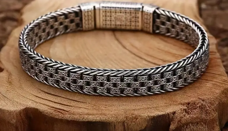 Close-up of BALI Bracelet’s eternal vine motif on clasp, showcasing silver and copper detailing