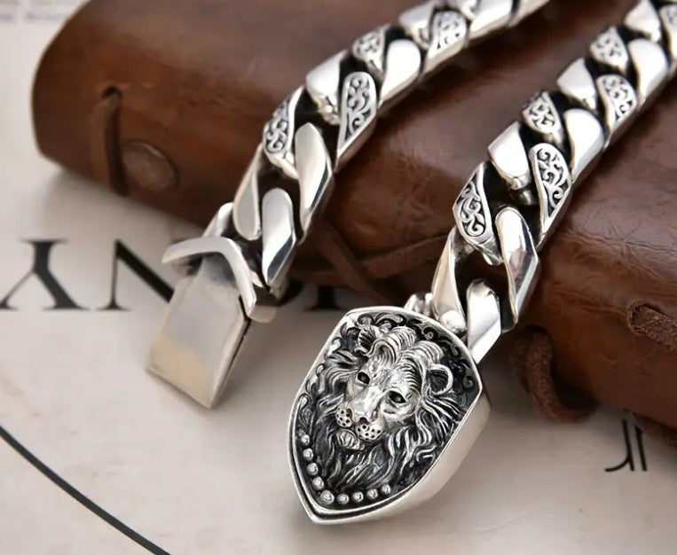 Detailed view of MEDICI Bracelet’s lion-head clasp, highlighting intricate metalwork and Renaissance-inspired craftsmanship